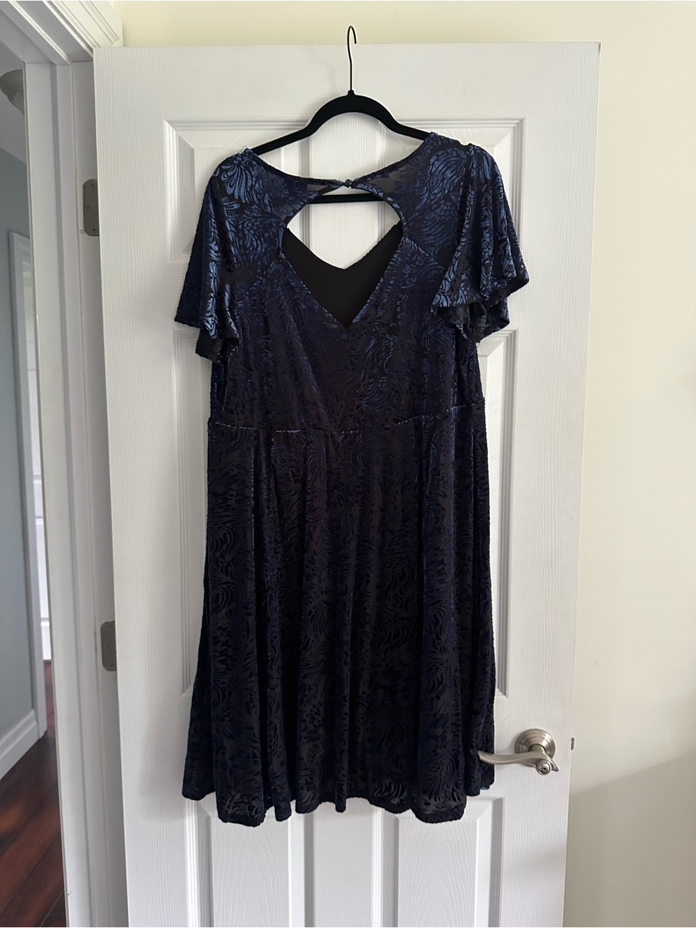 Size 1X Torrid Womens Blue Floral Print Burnout Velvet Short Sleeve Dress - Picture 4 of 8